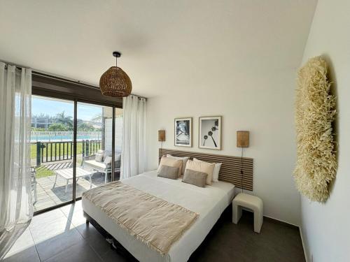 Llit o llits en una habitació de Pearl View Condo