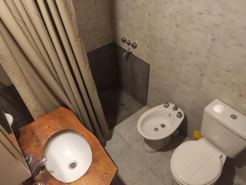 un bagno con wc, lavandino e doccia di Cabañas Yacoana a Valle Hermoso
