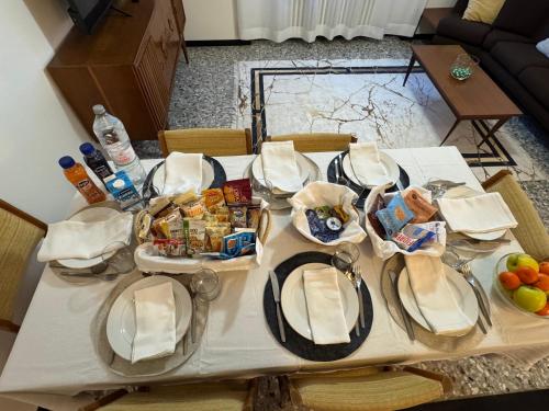 einen Tisch mit Essen darauf im Wohnzimmer in der Unterkunft La Grande Casa di Malpensa - casa vacanze in Gallarate