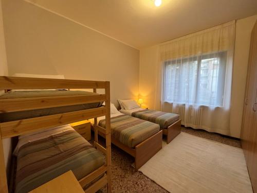 ein Zimmer mit zwei Etagenbetten und einem Fenster in der Unterkunft La Grande Casa di Malpensa - casa vacanze in Gallarate