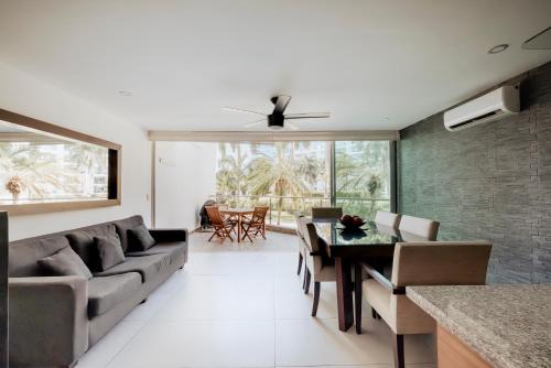 a living room with a couch and a table at Departamento moderno frente a playa Nuevo Vallarta in Nuevo Vallarta