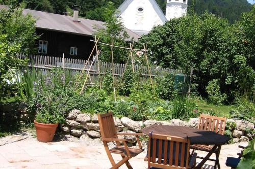 En have udenfor Zirbenholzhaus mit Sauna & eingezäuntem Garten