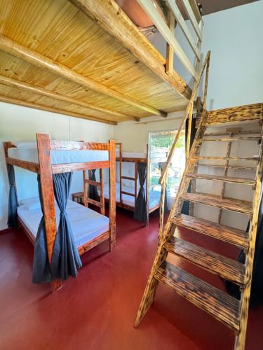 سرير أو أسرّة في غرفة في Hostel Caraivando