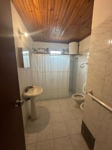 un bagno con lavandino e WC di Lo de Nancy a La Paloma