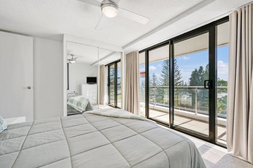 ein Schlafzimmer mit großem Bett und großen Fenstern in der Unterkunft Tasman Towers 12 3 Munster Street in Port Macquarie