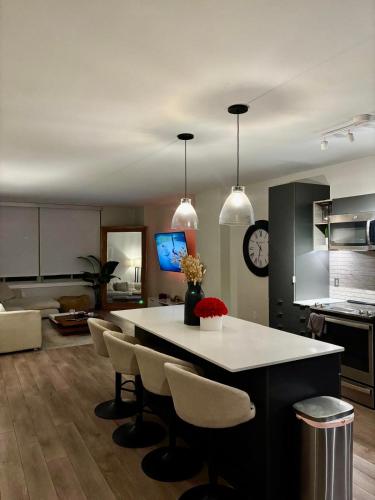 a kitchen with a table and chairs in a room at SuCasa in Arlington