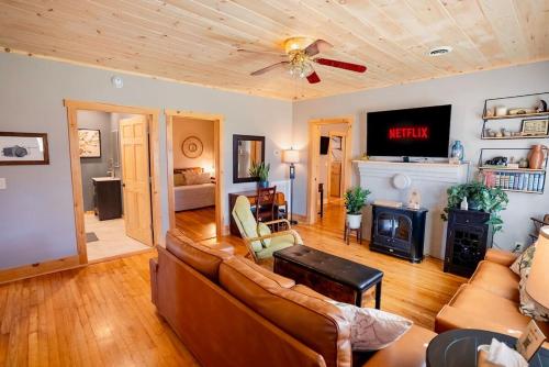 un soggiorno con divano e camino di Little Pigeon Millhouse a Pigeon Forge