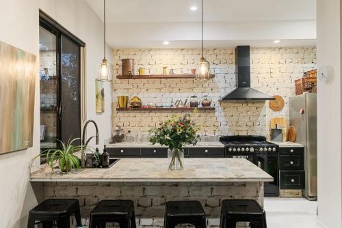 Kuchyň nebo kuchyňský kout v ubytování Escape to a Mountain Retreat in Beechmont, Australia