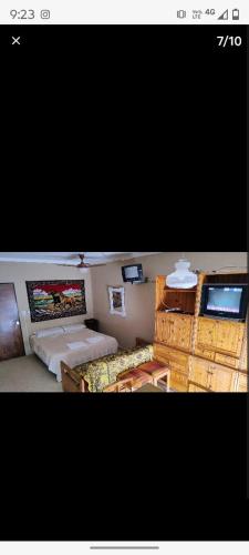 une chambre avec deux lits et une télévision dans l'établissement Departamento centrico, à Termas de Río Hondo