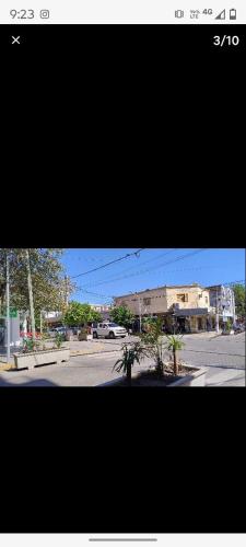 deux photos d'un parking avec un bâtiment dans l'établissement Departamento centrico, à Termas de Río Hondo