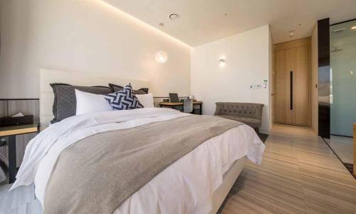 Postel nebo postele na pokoji v ubytování Dobong Hotel Bay204