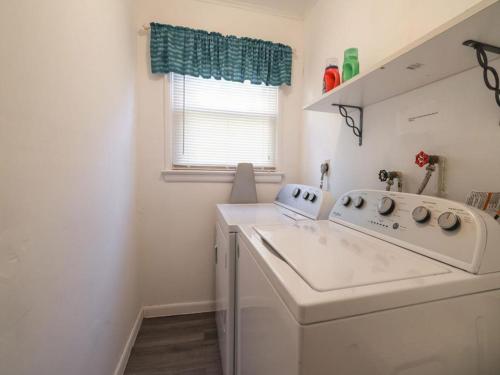 een witte wasruimte met een wastafel en een raam bij Summer Escape In Loveladies Prime Long Beach Island Location in Loveladies