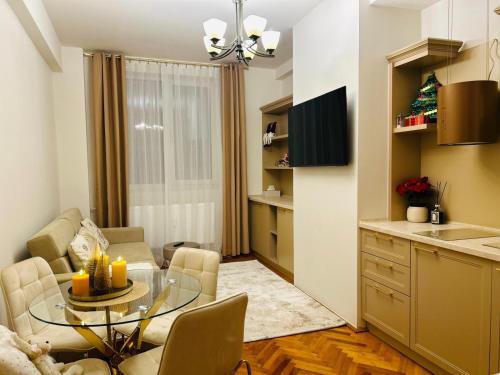 Et tv og/eller underholdning på Window to the Christmas market