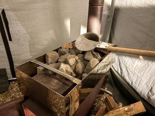 ein mit Steinen gefüllter Metallbehälter und ein Spatel in der Unterkunft Beverly Glamping - Vacation STAY 89349v in Kakegawa