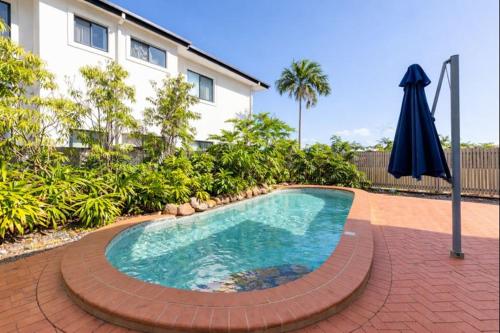 North WardPeaceful on Percy West End Townsville的建筑物旁边有带遮阳伞的游泳池