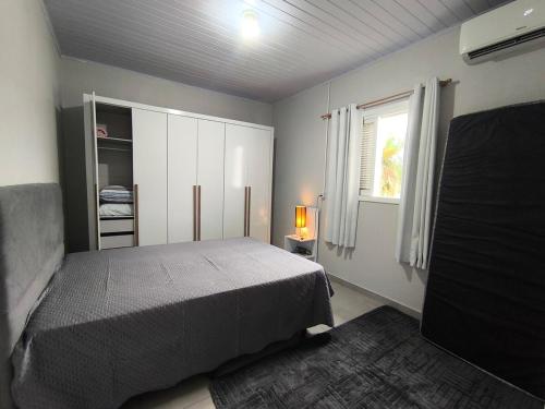 ein Schlafzimmer mit einem Bett und einem Fenster in der Unterkunft Casa Finger 800m do Centro e do Núcleo de casas Enxaimel anfitriões residem ao lado in Ivoti