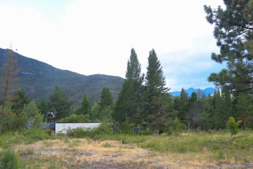 ein Gebäude inmitten eines Feldes mit Bäumen in der Unterkunft La bella tiny in Epuyén