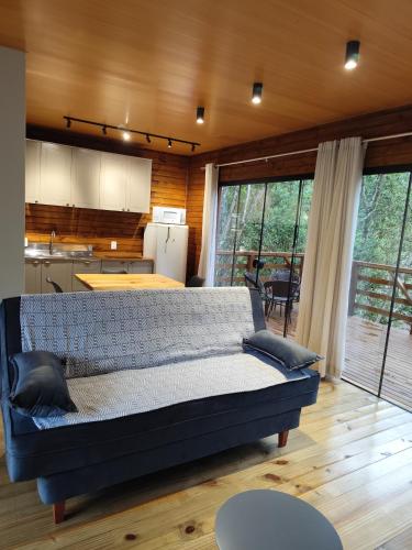 een slaapkamer met een groot bed in een keuken bij Cabana Penélope in Alfredo Wagner