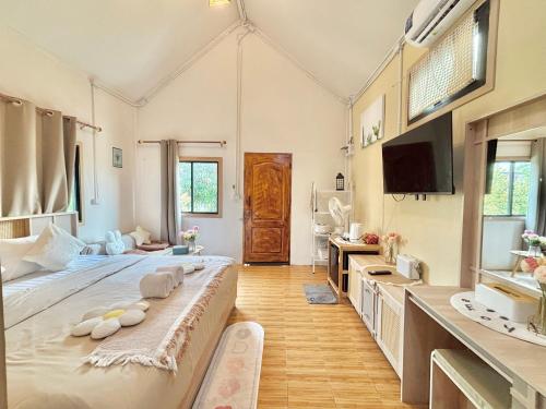 En eller flere senge i et værelse på บ้านสวนโอเชี่ยน Ocean Garden Home