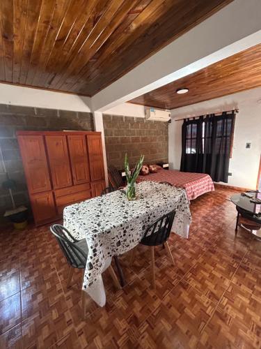 a dining room with a table and a bed at Departamento cómodo in Concepción del Uruguay
