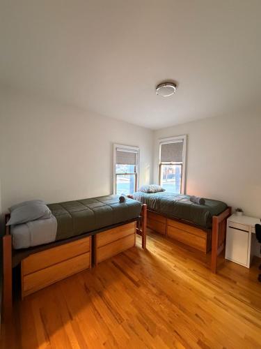 En eller flere senge i et værelse på 016- Spacious&Comfortable 2B2B 20 Min to NYC