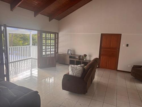 ein Wohnzimmer mit einer Couch und einem Sessel in der Unterkunft Tivives Kikala Lodge 2 in Puntarenas