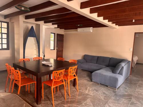 ein Esszimmer mit Tisch und Stühlen und einer Couch in der Unterkunft Tivives Kikala Lodge 2 in Puntarenas
