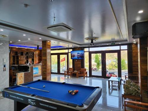 een biljartkamer met een pooltafel erin bij Sunrise Ocean Hotel & Rooftop Bar in Cat Ba