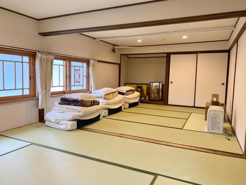 Ένα ή περισσότερα κρεβάτια σε δωμάτιο στο Guesthouse Arakura Private floor and Chureito Pagoda Base