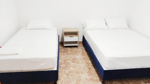 due letti uno accanto all'altro in una stanza di Casa Manantial a Tauramena