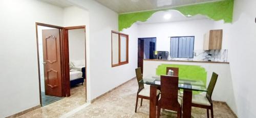 una sala da pranzo con un tavolo e sedie in una stanza di Casa Manantial a Tauramena