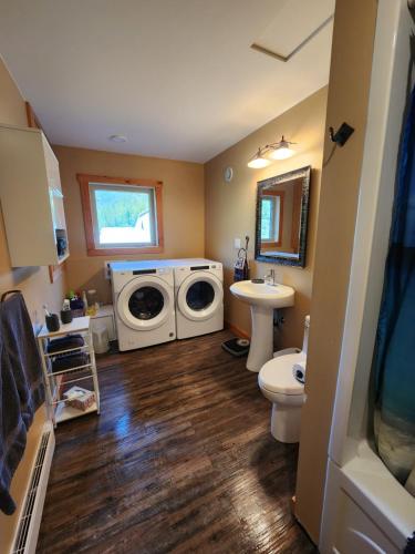 een badkamer met een wasmachine en een wastafel bij 1st Chair Mountain Resort in Nelson