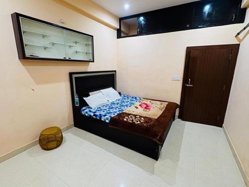 Ένα ή περισσότερα κρεβάτια σε δωμάτιο στο shri radha ji guest House