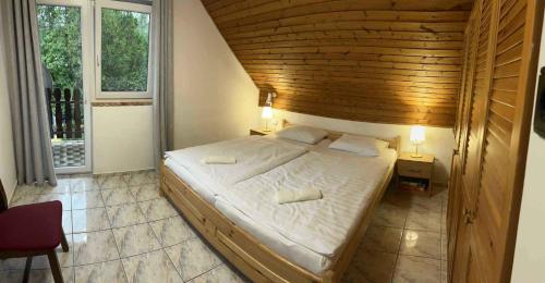 En eller flere senge i et værelse på unit_type_semidetached_house Balatonmariafuerdo 54984