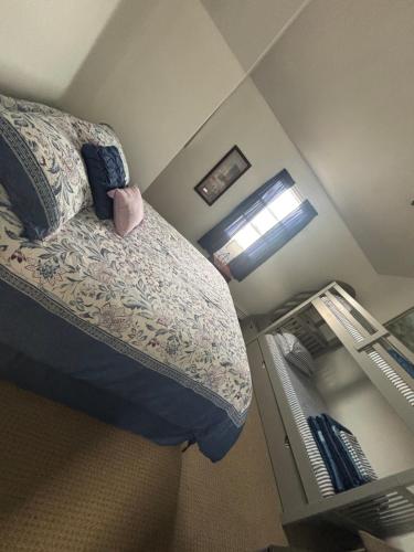 une chambre avec un lit avec un oreiller et une fenêtre dans l'établissement Ocean Spray Inn, à Winthrop
