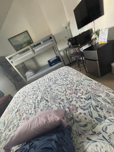 une chambre avec un grand lit et une imprimante dans l'établissement Ocean Spray Inn, à Winthrop