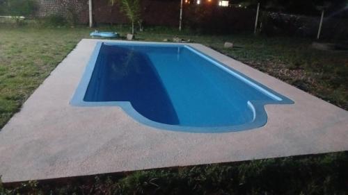 een blauw zwembad met een geschilderde haai bij La Calandria in Cerrillos