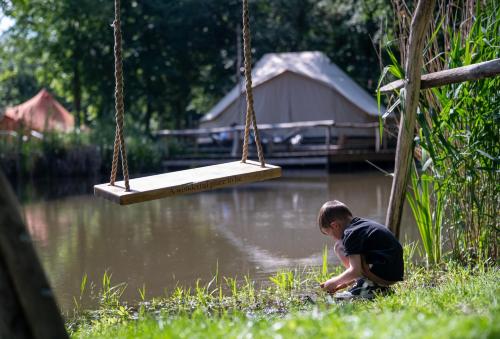 Výhled na řeku, která protéká v blízkosti luxury tent