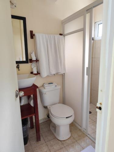 a bathroom with a toilet and a sink at 7mo Color Hotel Boutique in Mahahual