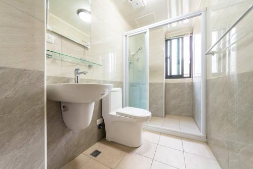een badkamer met een toilet, een wastafel en een douche bij 巨翼包棟民宿 in Puli