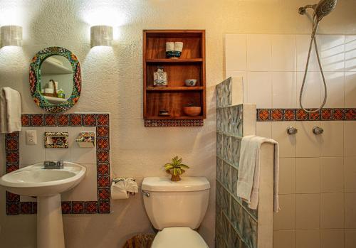 een badkamer met toilet en wastafel bij Hotel Zandoyo Bed & Breakfast in Puerto Escondido