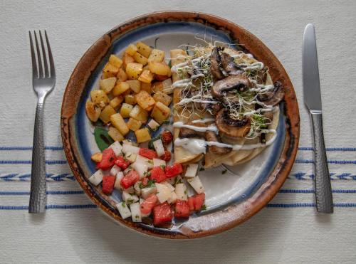 een bord met eten met vlees en groenten op een tafel bij Hotel Zandoyo Bed & Breakfast in Puerto Escondido