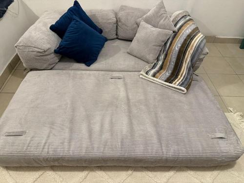 - un grand canapé avec des oreillers dans l'établissement Moderno, Practico y Acogedor, à La Paz