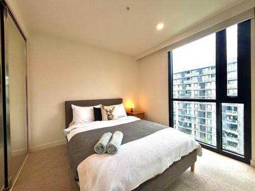 Postel nebo postele na pokoji v ubytování Stylish High-Rise at M-City Monash Uni & Cinema