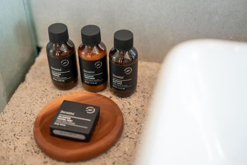 drie flessen honing op een aanrecht bij Snuggy Shack Villas in Munggu