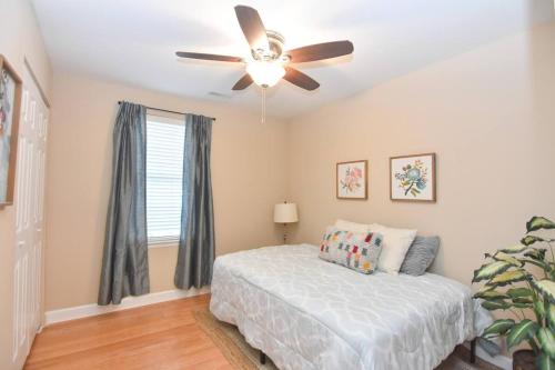 En eller flere senge i et værelse på Urban Townhouse Retreat