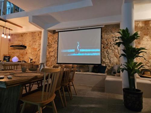 een conferentieruimte met een groot scherm in een gebouw bij Oceanfront paradise live the experience in Campeche