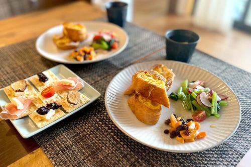 drie borden eten op een tafel bij 霧の工坊 Kiri no Kōbō - Entire House with Breakfast in Kameoka