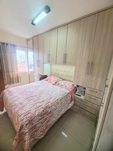 En eller flere senge i et værelse på APTO na PRAIA de SANTOS