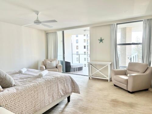 En eller flere senge i et værelse på Luxury Coolangatta Sub-Penthouse Beach Abode